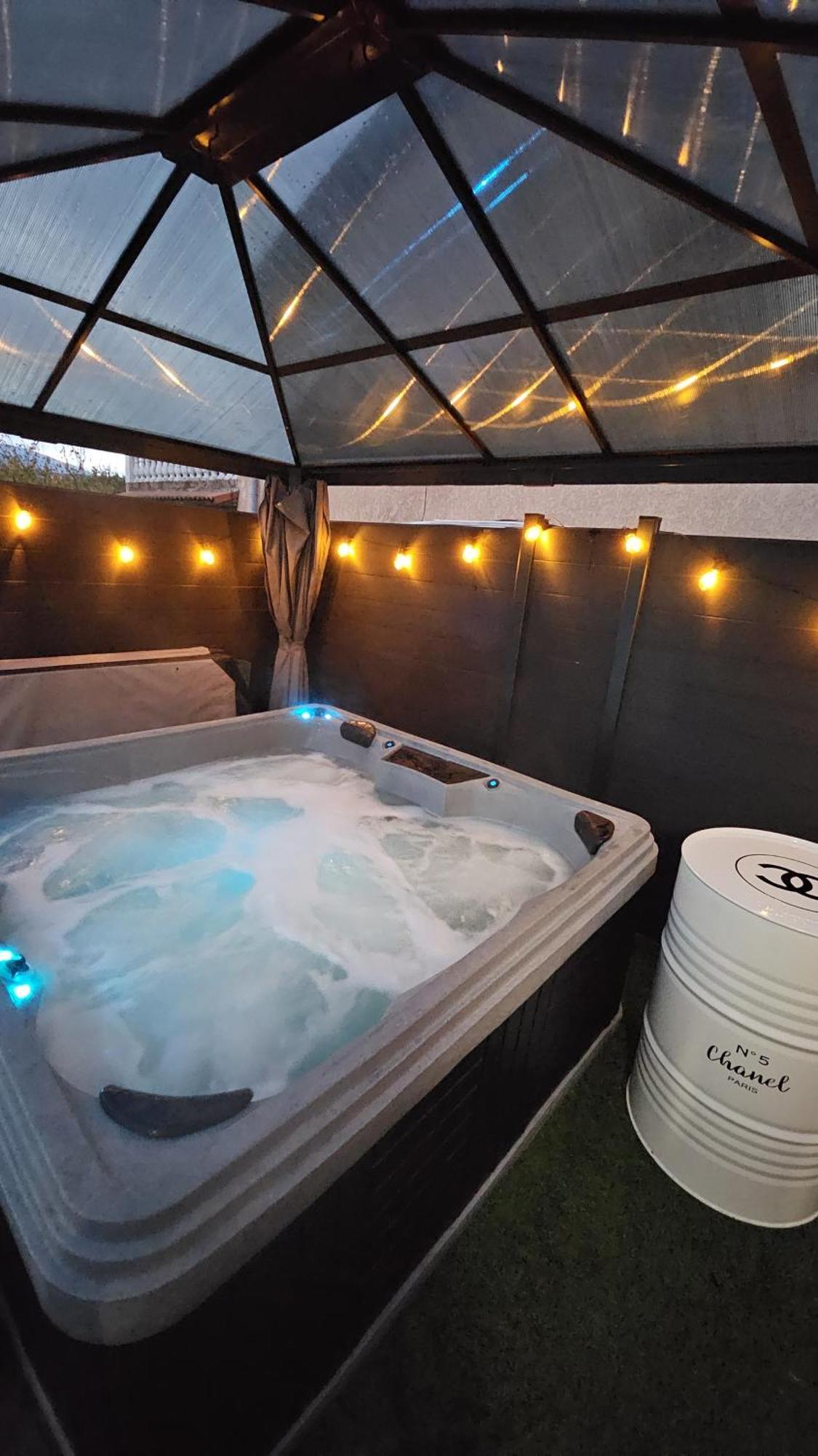 Hebergement Privee Jaccuzzi En Supplement Saint-Clair-du-Rhone Extérieur photo